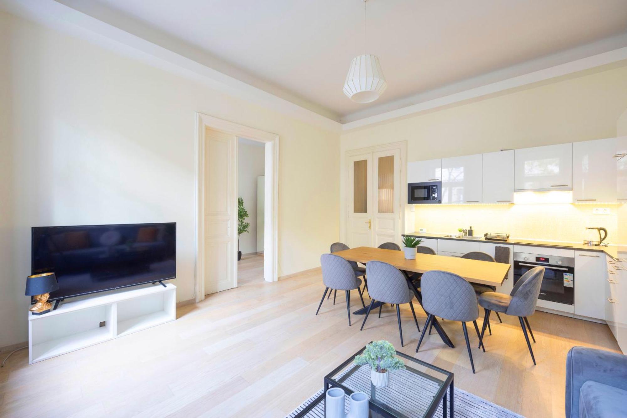 Exclusive & Spacious W/ 4bedrm 2bathrm Appartement