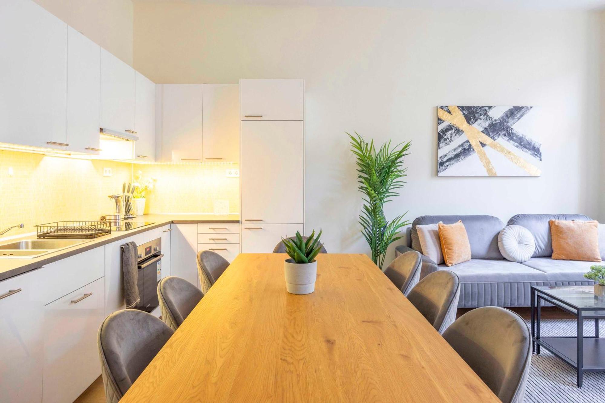 Exclusive & Spacious W/ 4bedrm 2bathrm Appartement *