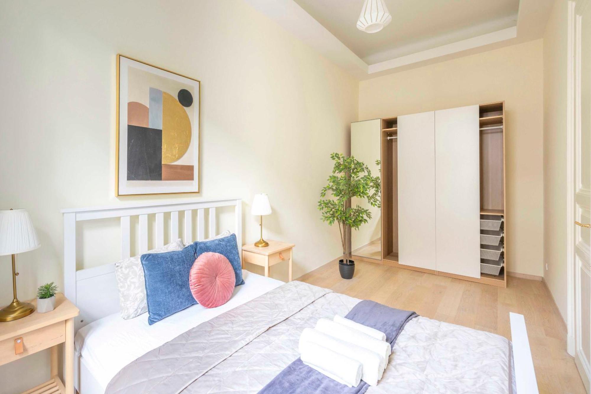 Exclusive & Spacious W/ 4bedrm 2bathrm Appartement